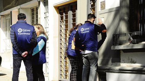 El director del INE junto a un equipo del censo experimental, ya en la calle. Foto: Presidencia de la República
