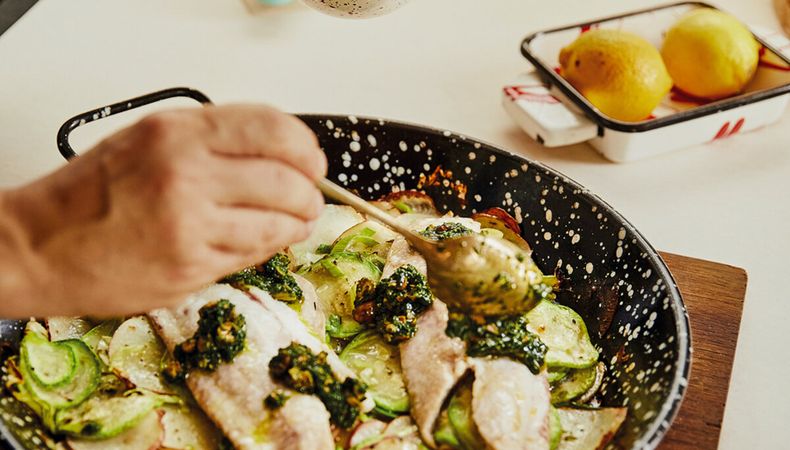 imagen de Pescado rápido al horno con papas, zucchini, puerros y pesto de cajú