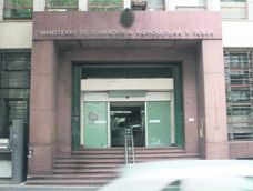 La decisión del MGAP se ajusta al “compromiso” de “fomentar la producción agrícola responsable y el uso racional de productos para el control de plagas agrícolas”, comunicó la cartera. La decisión del MGAP se ajusta al “compromiso” de “fomentar la producción agrícola responsable y el uso racional de productos para el control de plagas agrícolas”, comunicó la cartera.