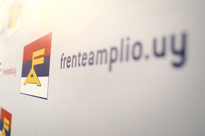 imagen de “Amplio” elenco de renovación  y la “academia” socialista