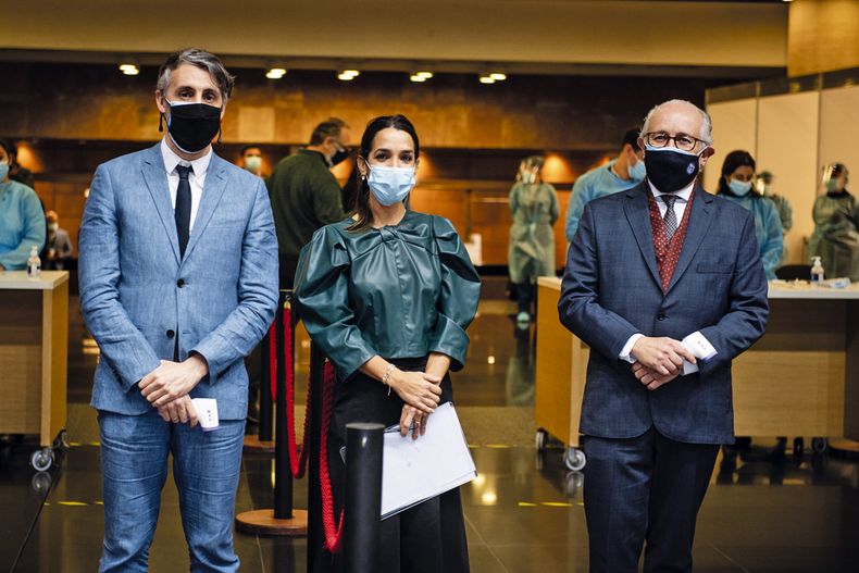 Presidente del Sodre Martín Inthamoussu, directora ejecutiva del Ballet Nacional del Sodre Chiqui Barbé y ministro de Educación y Cultura Pablo da Silveira