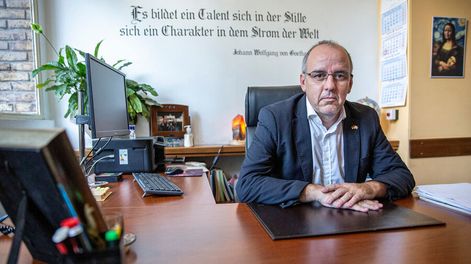 Búsqueda | Juan Carlos Noya en su oficina del Colegio y Liceo Alemán en Montevideo. Foto: Mauricio Zina / adhocFOTOS