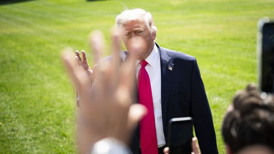 El presidente estadounidense Donald Trump habla con miembros de la prensa en el jardín sur de la Casa Blanca antes de partir en el Marine One, en Washington, D.C., EE. UU., el 16 de abril de 2026.