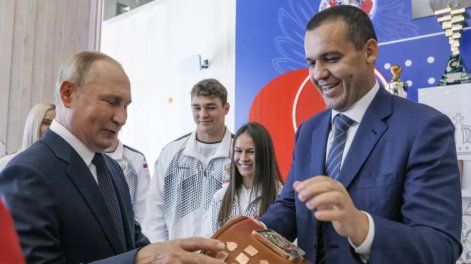 Según informes, el empresario ruso Umar Kremlev (derecha) gastó cientos de miles de dólares en lujosas fiestas para celebrar la boda de Donald Trump Jr. en las Bahamas. Aquí se le ve visitando un centro de boxeo con el presidente ruso Vladimir Putin (izquierda) en 2022.
