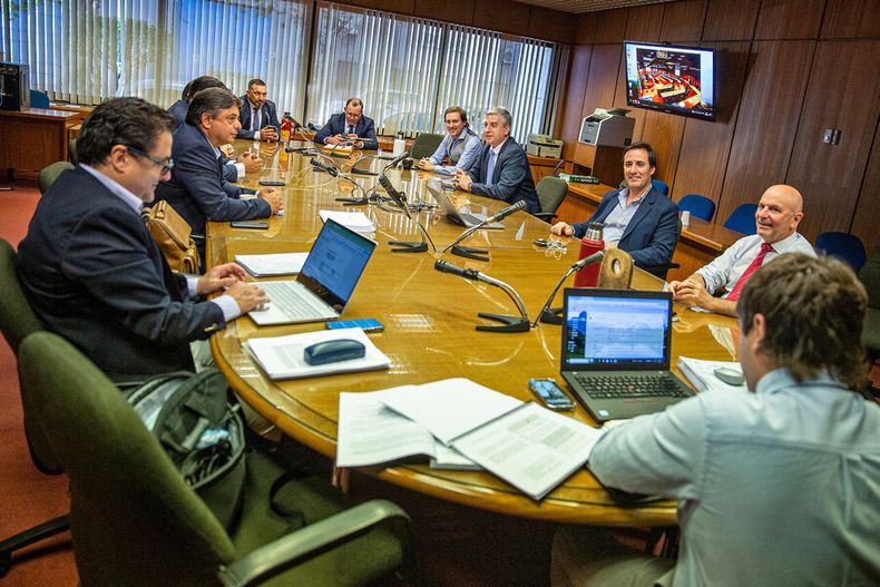 Reunión de la bancada de la coalición previo a la Comisión Especial de Seguridad Social en el Anexo del Palacio Legislativo. Foto: Mauricio Zina / adhocFOTOS