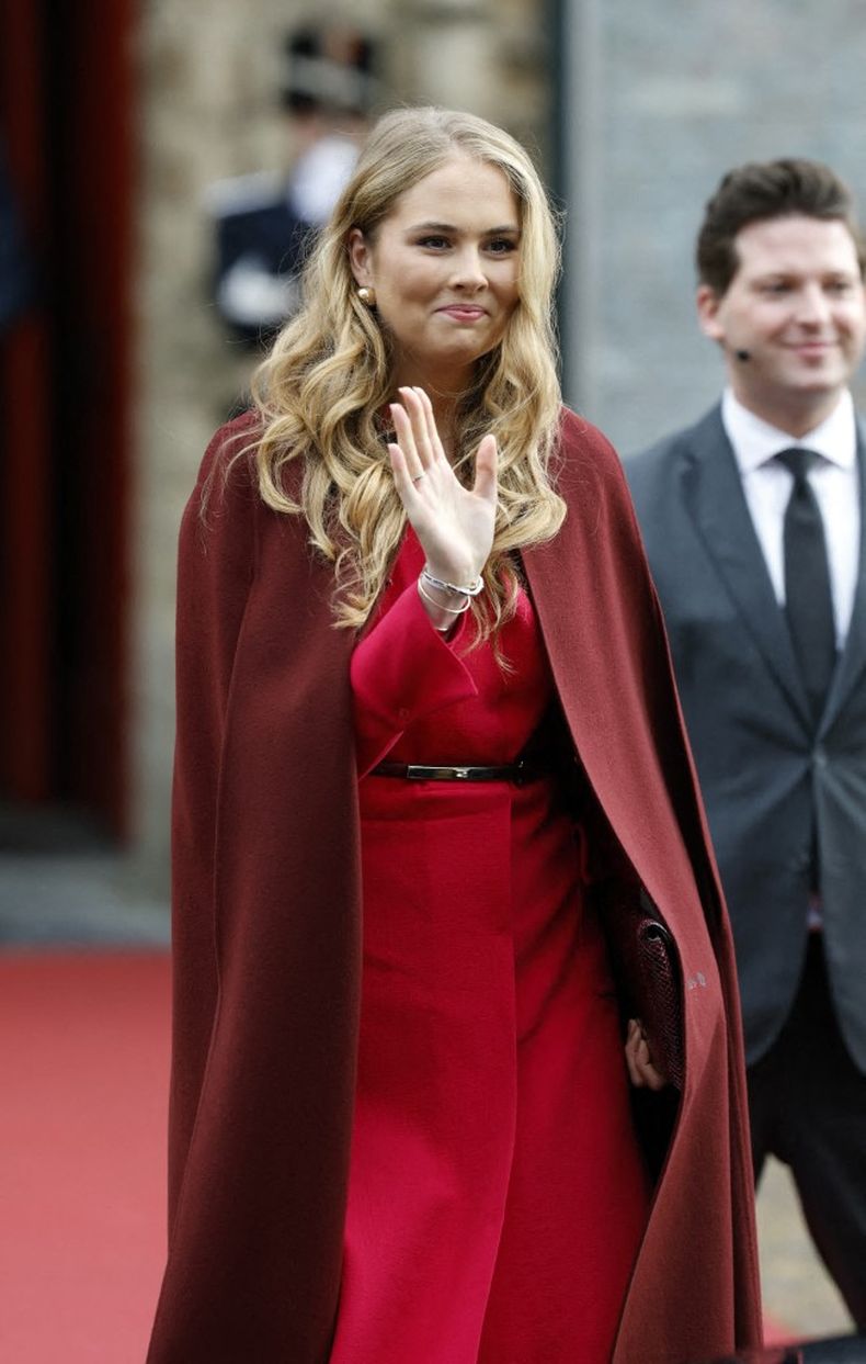 Amalia combinó el vestido rojo con una capa, un cinto fino y accesorios maximalistas.