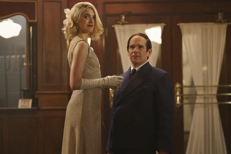 Ethan Hawke como Lorenz Hart y Margaret Qualley como Elizabeth Weiland en Blue Moon
