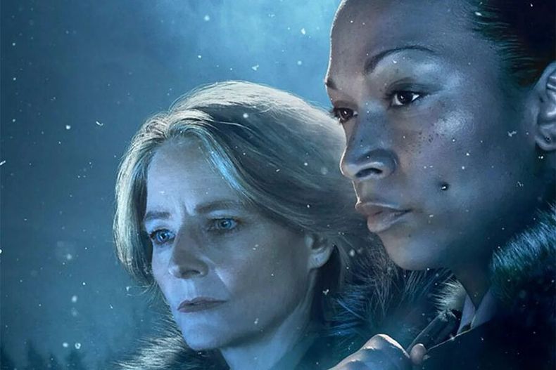 Jodie Foster, como la jefa de policía en el ártico, y Kali Reis, como la agente nativa iñupiat. Foto: HBO