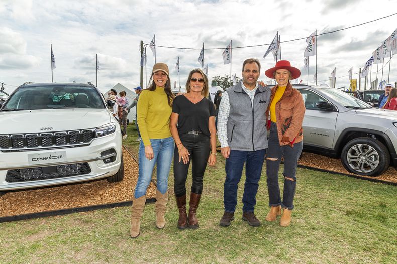 La embajadora de Fiat Sofía Rodríguez, la gerenta de Marketing de Sevel Gabriela Coletto, el gerente comercial de Sevel Gonzalo Feistler y la embajadora de Jeep Alfonsina Maldonado