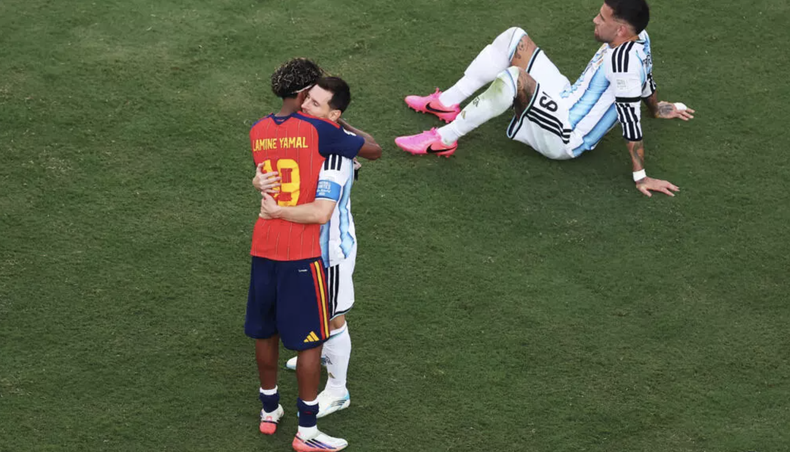 Lamine Yamal recibe la felicitación del capitán argentino Lionel Messi tras ganar la final del Mundial 2026.