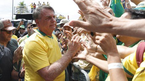 Jair Bolsonaro saluda a simpatizantes en la playa de Copacabana en Río de Janeiro.