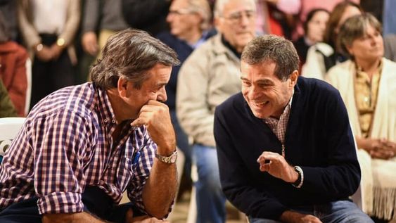 Carlos María Uriarte conversa con Ernesto Talvi durante la campaña electoral de 2019. Carlos María Uriarte conversa con Ernesto Talvi durante la campaña electoral de 2019.