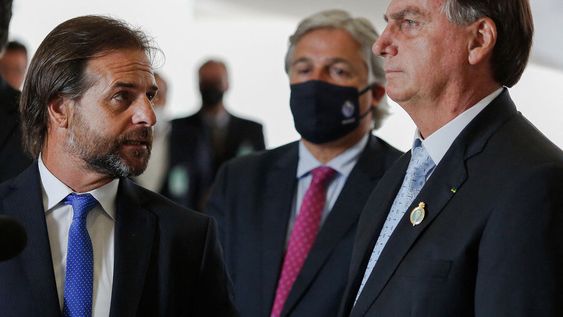 Luis Lacalle Pou habla con Jair Bolsonaro, ante la mirada del canciller Francisco Bustillo. Foto: AFP. Luis Lacalle Pou habla con Jair Bolsonaro, ante la mirada del canciller Francisco Bustillo. Foto: AFP.