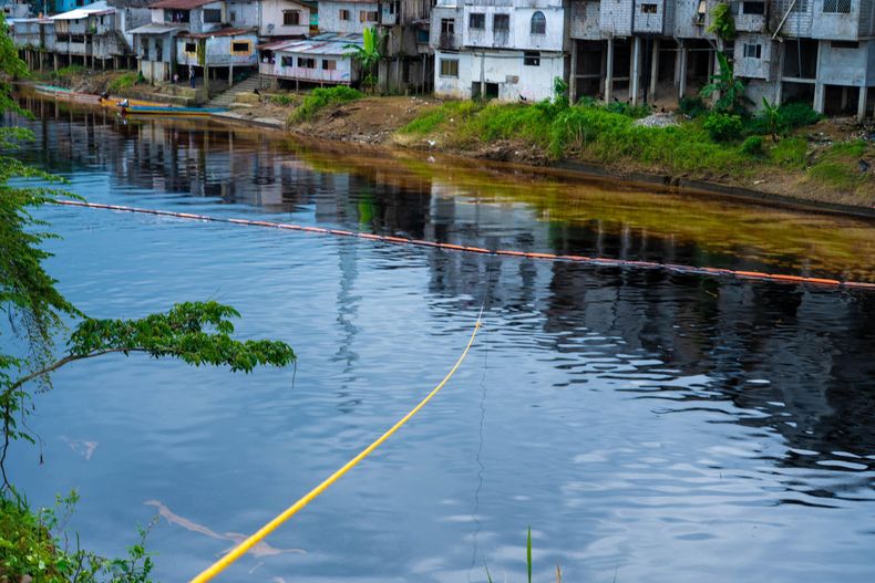 Derrame de petróleo en río de Ecuador está causando “daños sin precedentes”, dice alcalde.