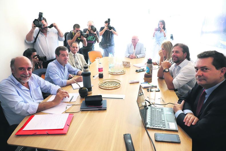 imagen de Lacalle Pou lanzó borrador de su “ley de urgente consideración”:  casi 460 artículos que tocan desde la economía hasta la telefonía