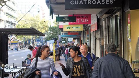 imagen de Intendencia quiere “transformar” 18 de Julio con menos publicidad, más luces y nuevos diseños para puestos de venta callejera