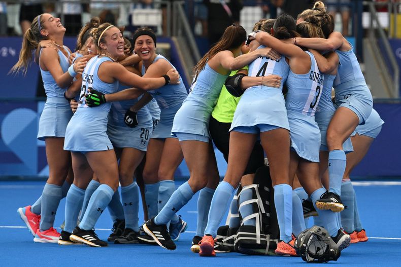 La selección argentina de hockey festejando la medalla de bronce en París