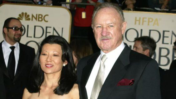 Gene Hackman posa junto a su esposa, Betsy Arakawa, en una gala de los Globos de Oro, en Los Ángeles. Gene Hackman posa junto a su esposa, Betsy Arakawa, en una gala de los Globos de Oro, en Los Ángeles.
