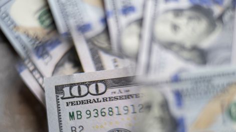 El dólar bajó cerca de 1% frente al peso en lo que va de mayo
