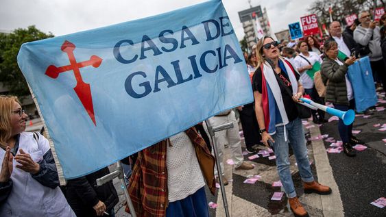 Acto y manifestacion por Casa de Galicia, en el Palacio Legislativo en Montevideo. Foto: Mauricio Zina / adhocFOTOS Acto y manifestacion por Casa de Galicia, en el Palacio Legislativo en Montevideo. Foto: Mauricio Zina / adhocFOTOS