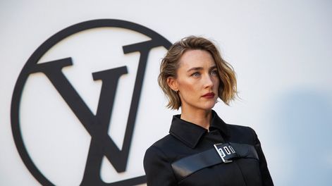 Una de las celebridades que asistieron a la presentación de Crucero 2025 fue la actriz  irlandoestadounidense Saoirse Ronan, que confió en Louis Vuitton para que la vistiera en varias alfombras rojas. Fotos: Marta Pérez, EFE