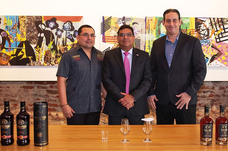 Maestro ronero de Carta Vieja William De Gracia, embajador de Panamá Carlos Aguilar Navarro y gerente general de Carta Vieja Farid Gozaine