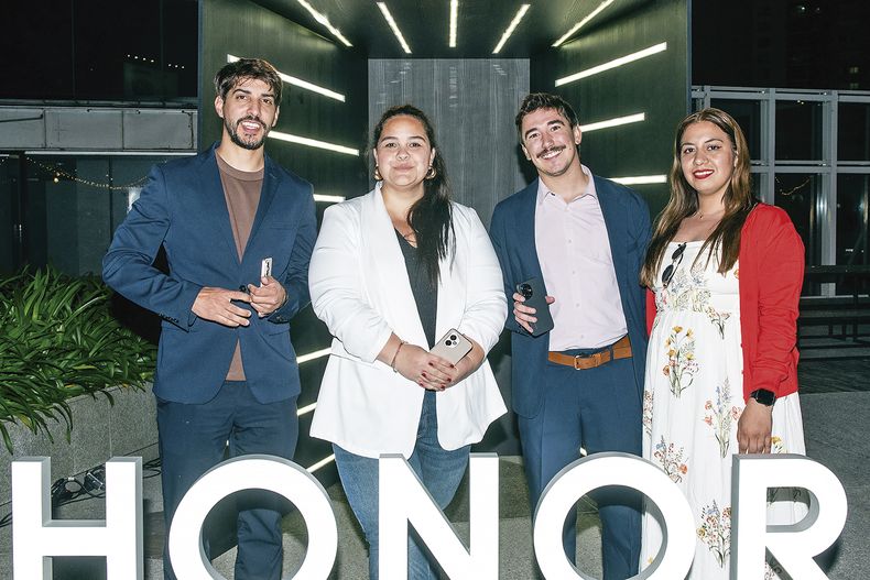 Honor retail manager Bruno Sosa, Honor marketing director Jazmín Núñez, gerente de Mobile Starcenter Rodrigo Beira y Honor marketing manager Débora Giménez.