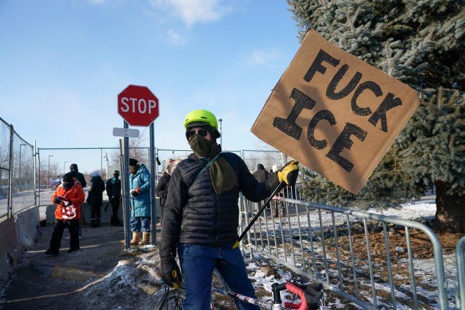 Protestas en la sede de las oficinas del Servicio de Inmigración y Control de Aduanas (ICE) y un centro de detención, al día siguiente del asesinato de Alex Pretti a manos de agentes federales en el sur de Minneapolis, Minnesota, EE. UU., el 24 de enero de 2026.