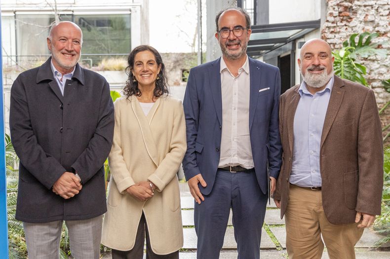 Roberto Lafluf, ministra de Economía Azucena Arbeleche, director periodístico de Búsqueda Andrés Danza y gerente general de Búsqueda Daniel Mendiverry