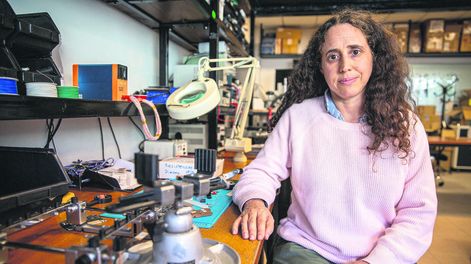 Fiorella Haim en el laboratorio del edificio Ceibal en el LATU durante la entrevista con Búsqueda. Foto: Mauricio Zina / AdhocFOTOS