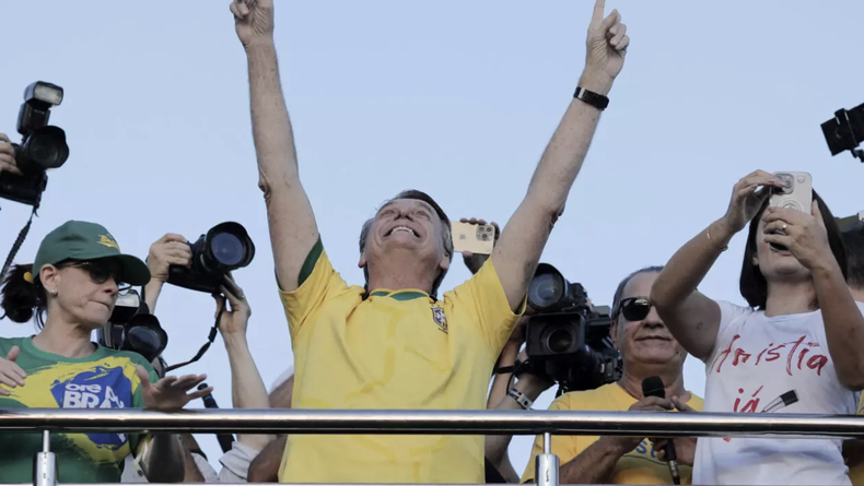 El expresidente brasileño (2019-2022), Jair Bolsonaro, saluda a sus simpatizantes durante una marcha para exigir amnistía para las personas condenadas por una fallida insurrección de derecha el 8 de enero de 2023 en Brasilia, Brasil, el 7 de mayo de 2025