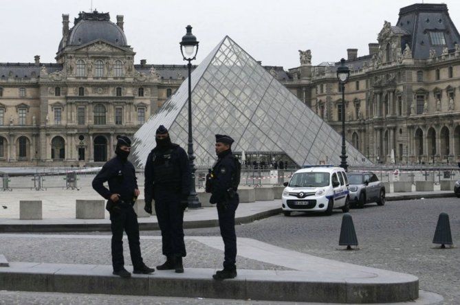 Policía parisina vigila las instalaciones del museo Louvre.