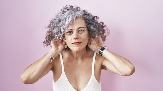 mujeres que lucen sus canas, un movimiento que crece en tension con los estandares de belleza