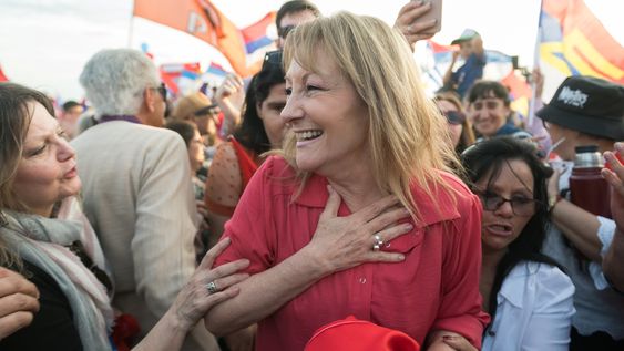 Carolina Cosse durante un “banderazo” en la playa Ramírez, el 29 de setiembre Carolina Cosse durante un “banderazo” en la playa Ramírez, el 29 de setiembre