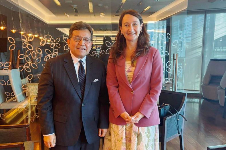 Embajador de Indonesia en Uruguay, Argentina y Paraguay, Sulaiman Syarif, y subsecretaria del Ministerio de Relaciones Exteriores, Valeria Csukasi.