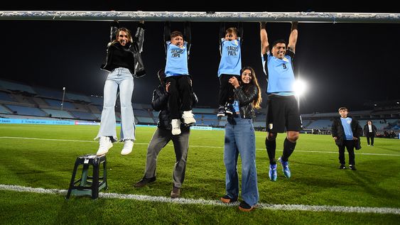 Luis Suárez junto a su familia tras su último partido con la selección uruguaya. Luis Suárez junto a su familia tras su último partido con la selección uruguaya.