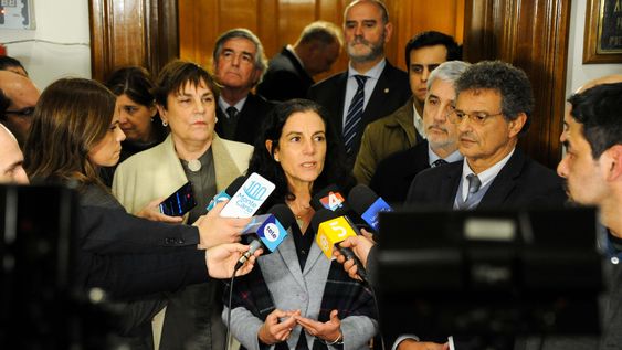 La ministra Arbeleche y otros jerarcas del área económica al entregar la última Rendición de Cuentas del período La ministra Arbeleche y otros jerarcas del área económica al entregar la última Rendición de Cuentas del período