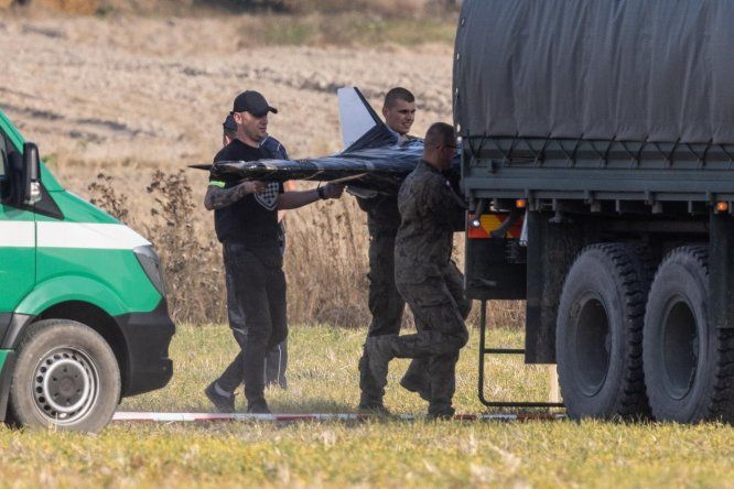 Fuerzas Nacionales de Defensa Territorial de Polonia en el lugar donde se estrelló un dron ruso en la localidad de Wohyn, este de Polonia, el 10 de setiembre de 2025.