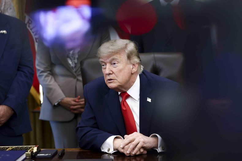 El presidente de Estados Unidos, Donald Trump, responde a una pregunta de los medios de comunicación tras firmar una proclamación sobre pesca en el Despacho Oval de la Casa Blanca en Washington, D.C., EE. UU., el 11 de junio de 2026.