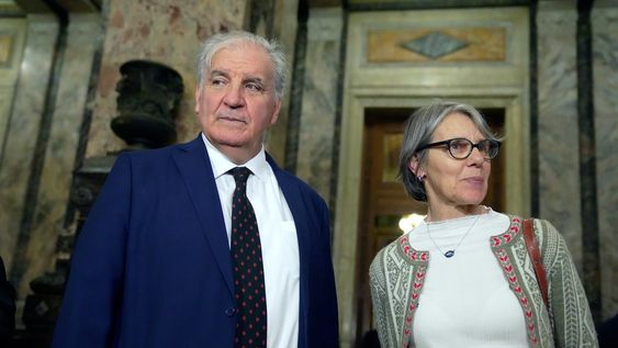 Juan Miguel Petit y Mariana Mota en el Parlamento. Juan Miguel Petit y Mariana Mota en el Parlamento.
