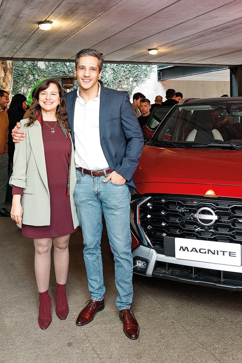 Responsable de Eventos & RSE de Grupo Antelo Elisa Caviglione con Carlos Aliano, brand manager de Nissan Uruguay