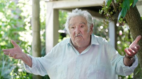 José Mujica durante la entrevista con Búsqueda. Foto: Javier Calvelo / adhocFOTOS
