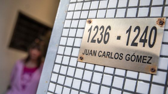 Romina Celeste Papasso tras declarar en la audiencia por el caso Penadés en el Juzgado de Juan Carlos Gómez, en Montevideo. Foto: Mauricio Zina, adhocFOTOS