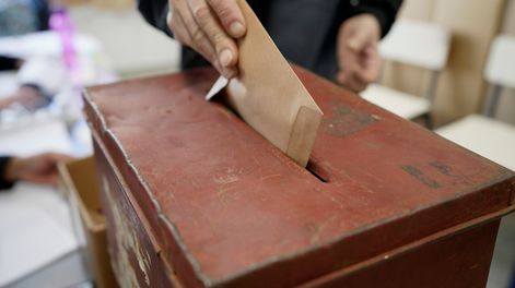 Búsqueda | Persona votando.jpg