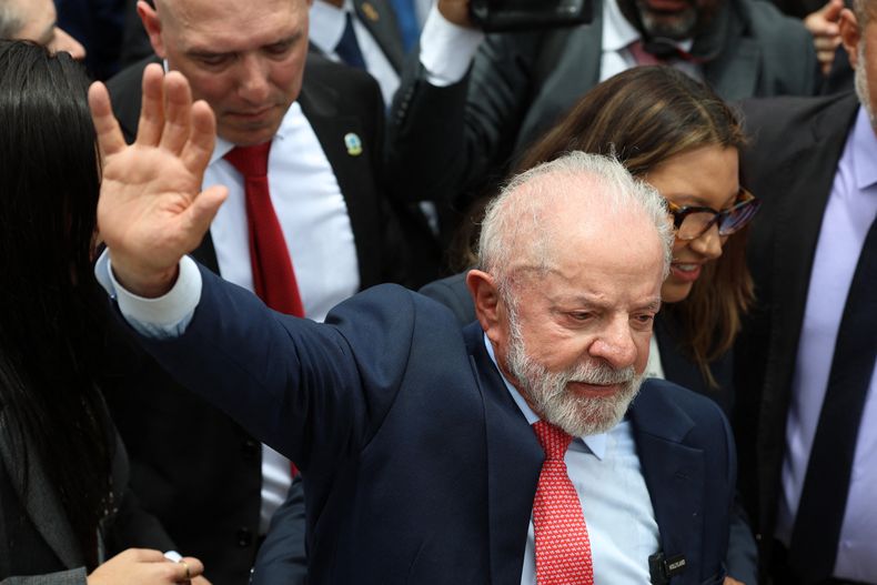 El presidente de Brasil, Luiz Inácio Lula da Silva (centro), saluda junto a la primera dama, Rosangela Janja Da Silva, durante la Ceremonia de Defensa de la Democracia en conmemoración del tercer aniversario del intento de golpe de Estado que invadió y destruyó edificios de los tres poderes del Estado, en el Palacio de Planalto, Brasilia, el 8 de enero de 2026.