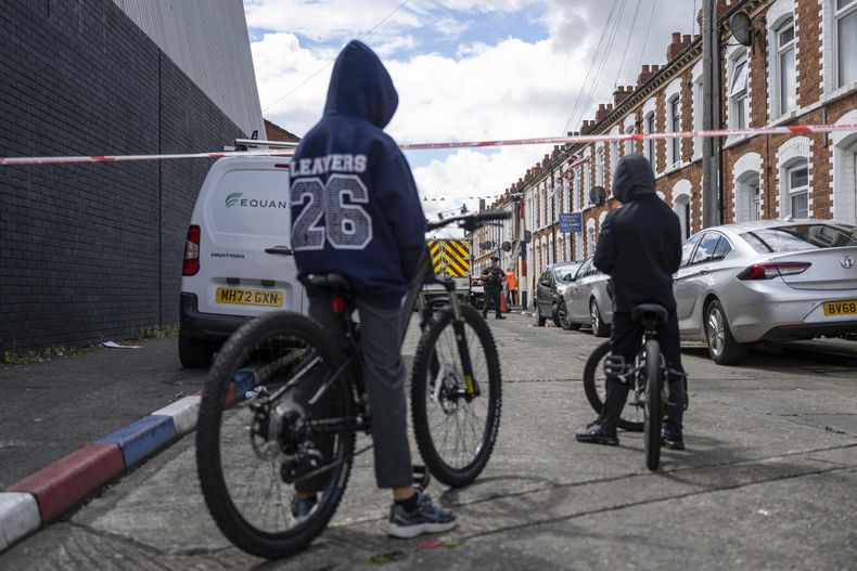 Varias personas inspeccionan los daños en Lendrick Street tras los disturbios en Belfast, Irlanda del Norte, el 10 de junio de 2026.