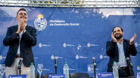 Federico Graña y Gonzalo Civila, durante la asunción de las autoridades del Mides. 