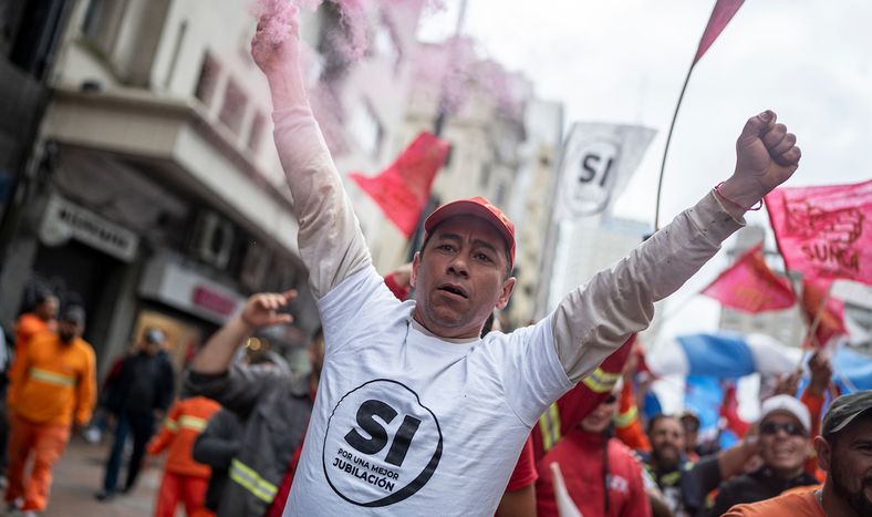 Trabajador durante una movilización del PIT-CNT contra el modelo de la desigualdad