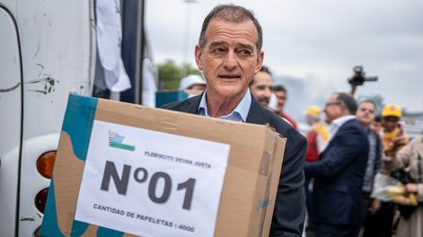 Guido Manini Ríos, líder de Cabildo Abierto, en la entrega de mas de 320 mil firmas para habilitar el plebiscito de deuda justa, en octubre de 2024 &nbsp;