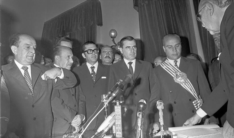 Asunción a la Presidencia de la República de Juan María Bordaberry. A la derecha: Jorge Pacheco Areco. Foto: Centro de Fotografía de Montevideo